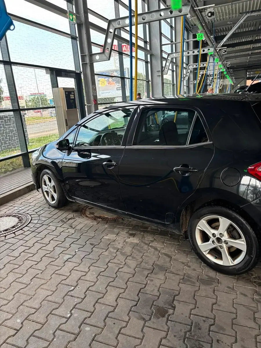Gebraucht Toyota Auris 132 PS (97 kW) 2012 Schwarz Kleinwagen
