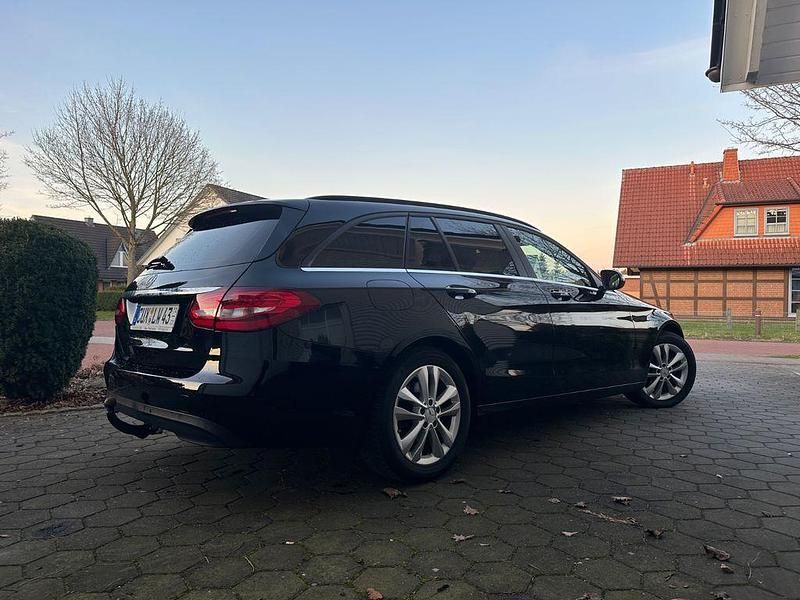 Gebraucht Mercedes C220 170 PS (125 kW) 2015 Schwarz Limousine