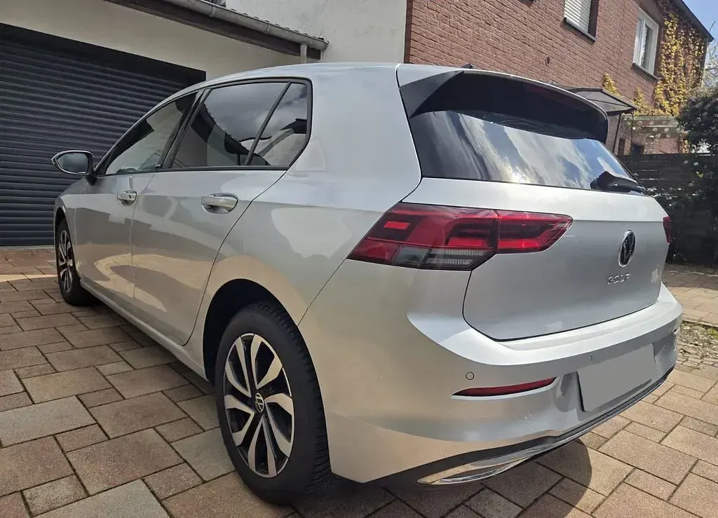 Usata VW Golf VIII Active 131 CV (96 kW) 2022 Argento Berlina
