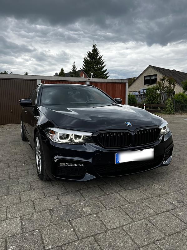 Schwarz Gebraucht 2017 BMW 520 M Sport Kombi | 24.500 € (Etwas zu teuer) - Bild 1/4