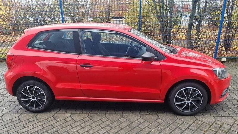 Rot Gebraucht 2017 VW Polo Trendline Kleinwagen | 4.450 € (Fairer Preis) - Bild 1/4
