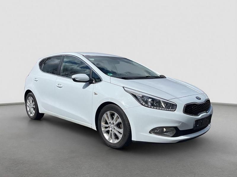 Gebraucht Kia Ceed 128 PS (94 kW) 2014 Weiß Kleinwagen