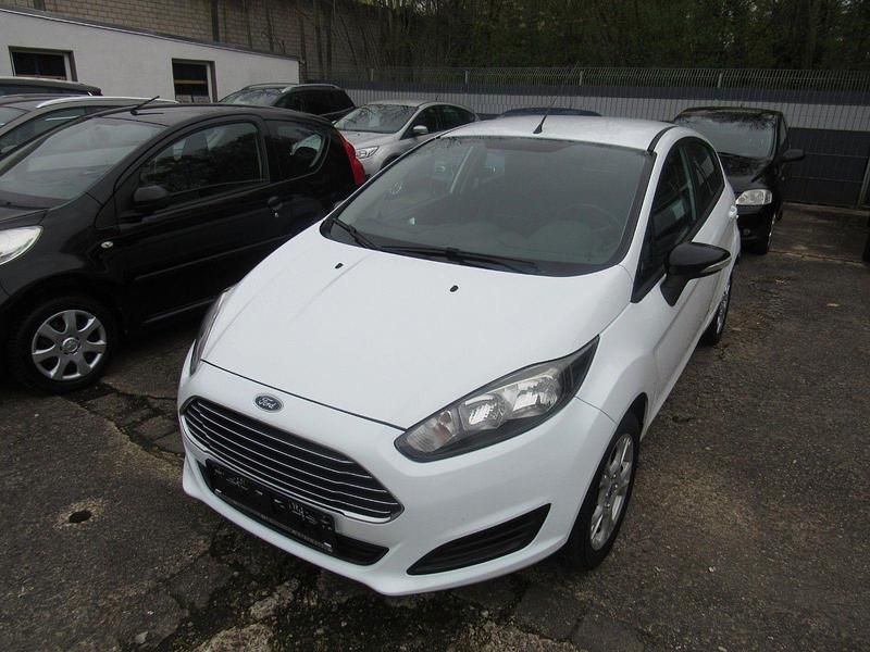 Gebraucht Ford Fiesta 80 PS (58 kW) 2014 Weiß Kleinwagen