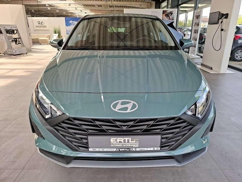 Neu Hyundai i20 Select 79 PS (58 kW) 2025 Mangrove green Kleinwagen