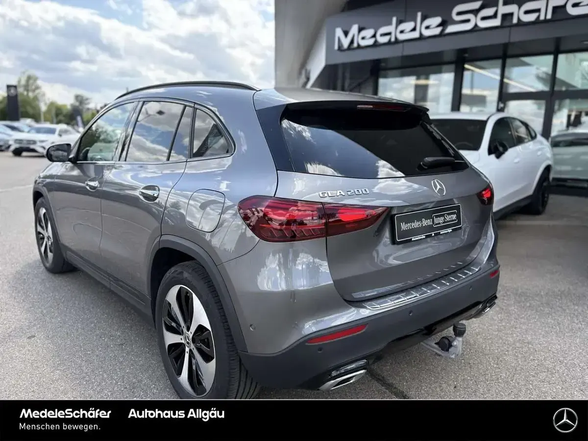 Gebraucht Mercedes GLA200 Progressive 163 PS (119 kW) 2026 Lack mountaingrau SUV