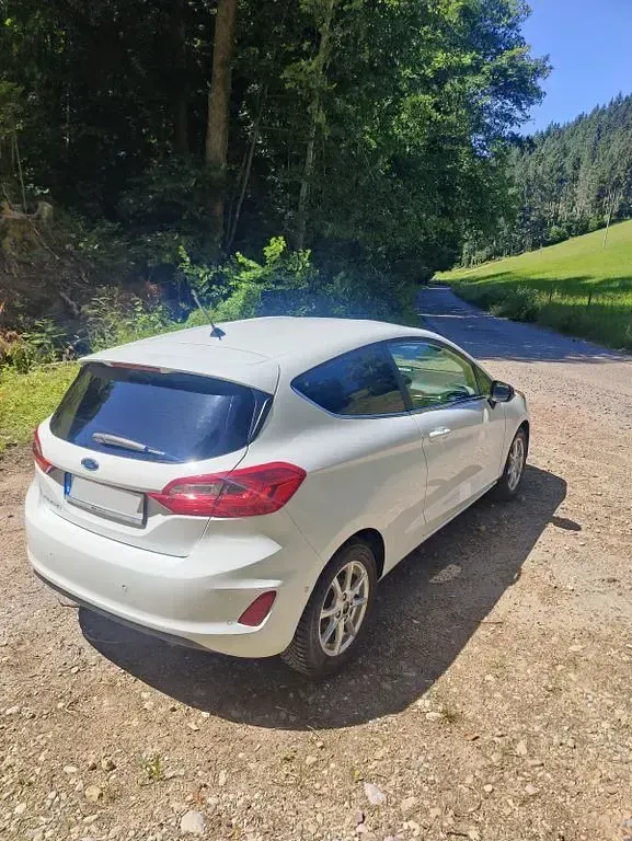 Gebraucht Ford Fiesta Titanium 101 PS (74 kW) 2017 Weiß Kleinwagen