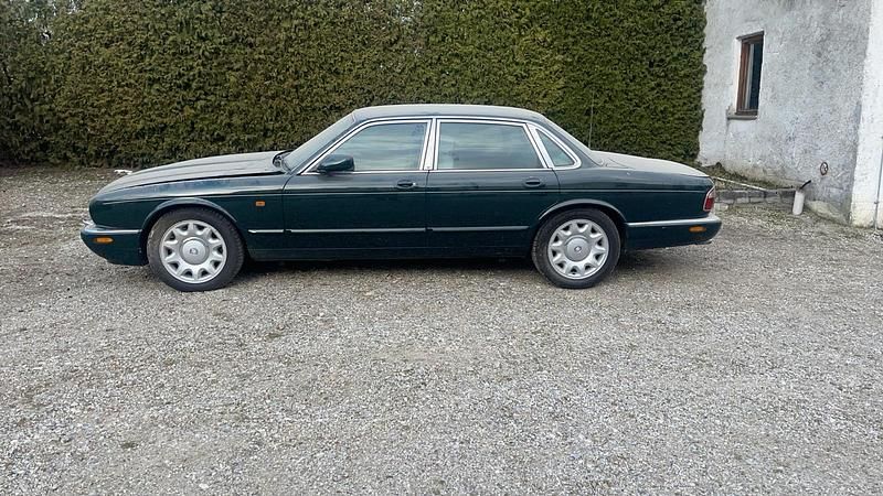Grün Gebraucht 1998 Jaguar XJ8 Limousine | 16.490 € - Bild 1/4