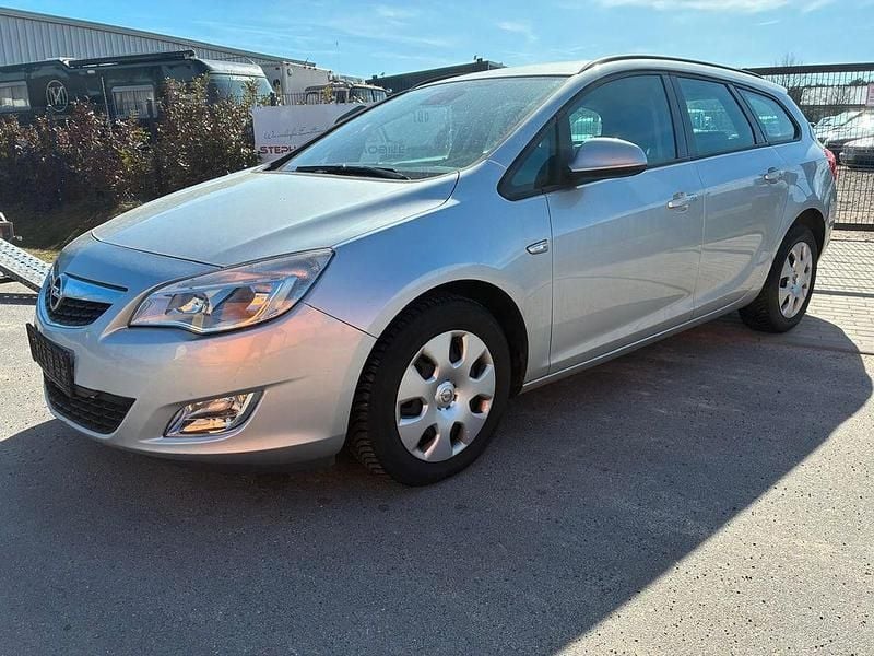 Gebraucht Opel Astra Edition 140 PS (102 kW) 2012 Silber Kombi