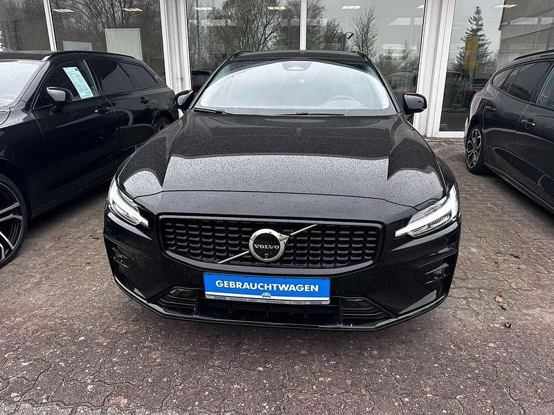Gebraucht Volvo V60 Plus 197 PS (144 kW) 2024 Onyx black / metallic Kombi