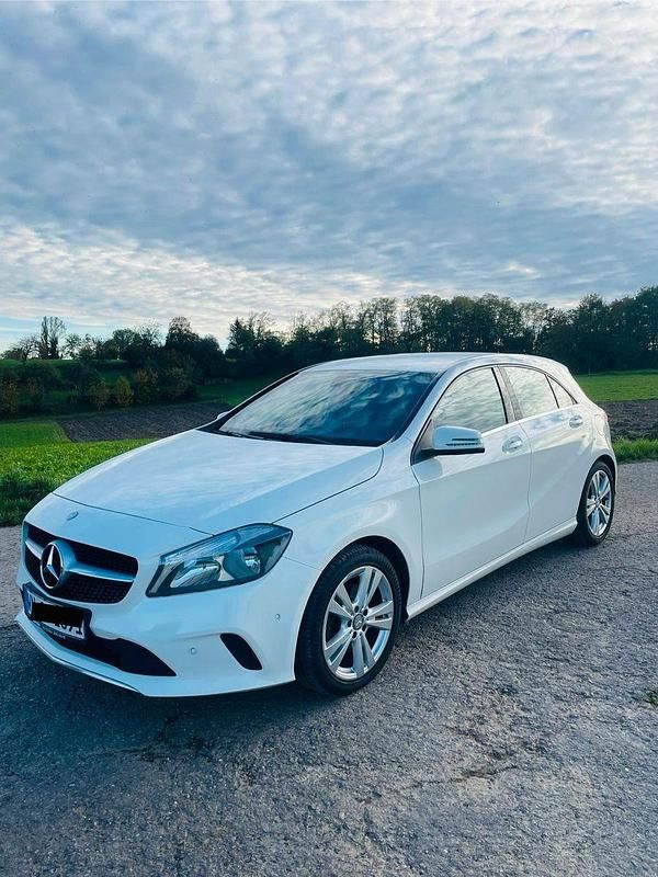 Weiß Gebraucht 2016 Mercedes A200 Limousine | 12.200 € (Fairer Preis) - Bild 1/4