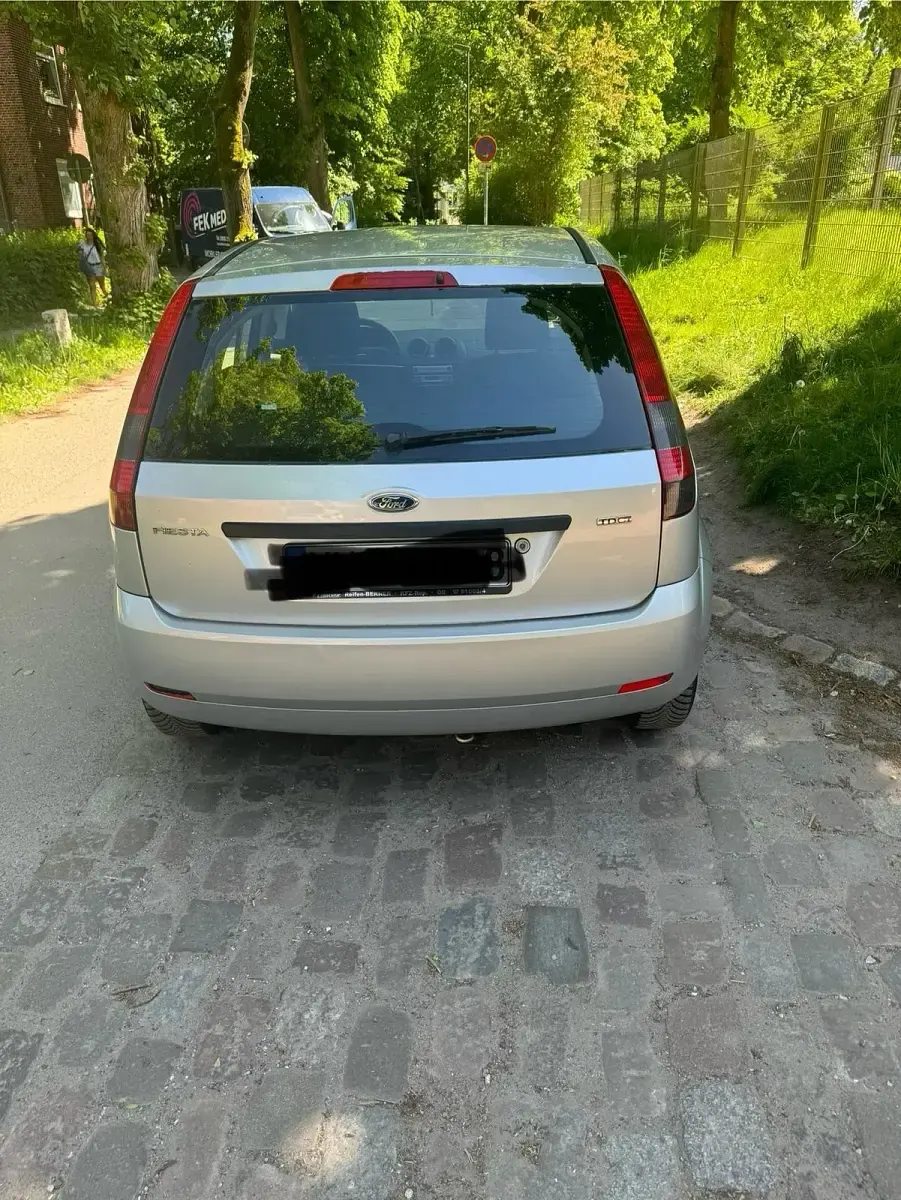 Gebraucht Ford Fiesta 68 PS (50 kW) 2004 Grau Kleinwagen