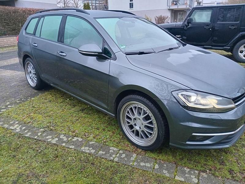 Grau Gebraucht 2018 VW Golf VII Comfortline Kombi | 11.900 € (Superpreis) - Bild 1/4