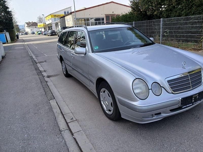 Gebraucht Mercedes E220 Classic 143 PS (105 kW) 2000 Kombi