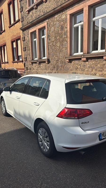 Gebraucht VW Golf VII 110 PS (80 kW) 2015 Weiß Kleinwagen