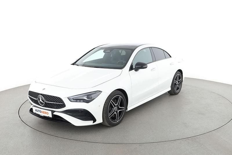 Weiß Gebraucht 2024 Mercedes CLA200 AMG line Limousine | 37.490 € (Etwas zu teuer) - Bild 1/3