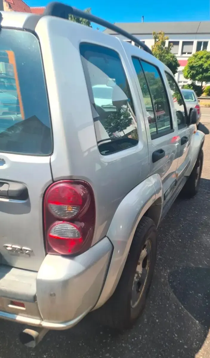 Gebraucht Jeep Cherokee 163 PS (119 kW) 2006 Silber SUV