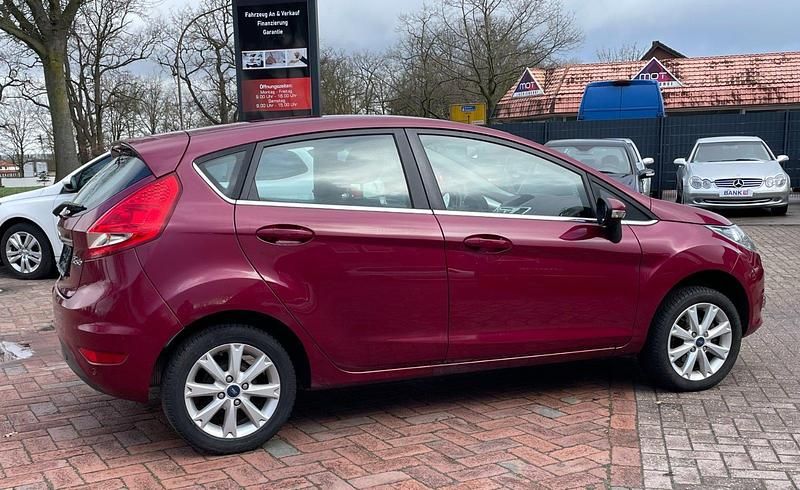 Gebraucht Ford Fiesta Titanium 96 PS (70 kW) 2011 Rot Kleinwagen