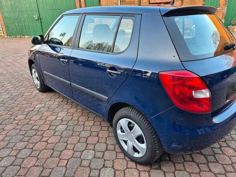 Gebraucht Skoda Fabia 60 PS (44 kW) 2012 Blau Kleinwagen