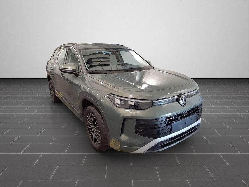 Cipressinogrün metallic (metallic) Gebraucht 2025 VW Tayron S SUV | 48.950 € (Superpreis) - Bild 1/4