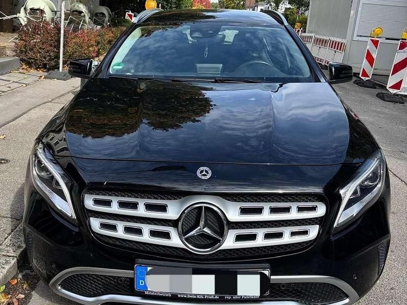 Schwarz Gebraucht 2019 Mercedes GLA200 Style SUV | 23.999 € (Guter Preis) - Bild 1/4
