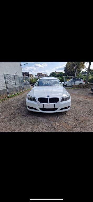 Weiß Gebraucht 2009 BMW 325 Limousine | 6.650 € (Fairer Preis) - Bild 1/4