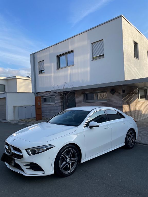 Weiß Gebraucht 2020 Mercedes A200 AMG Limousine | 25.990 € (Fairer Preis) - Bild 1/4