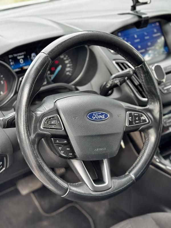 Weiß Gebraucht 2017 Ford Focus Kombi | 7.000 € (Guter Preis) - Bild 1/4
