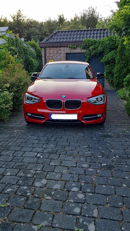 Rot Gebraucht 2012 BMW 116 Sport Line Kleinwagen | 7.350 € (Fairer Preis) - Bild 1/4
