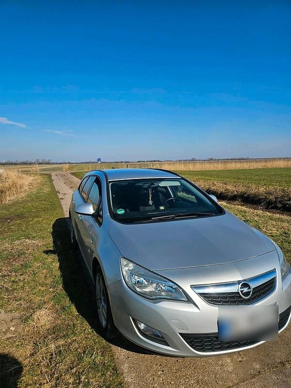 Gebraucht Opel Astra 116 PS (85 kW) 2011 Silber Limousine