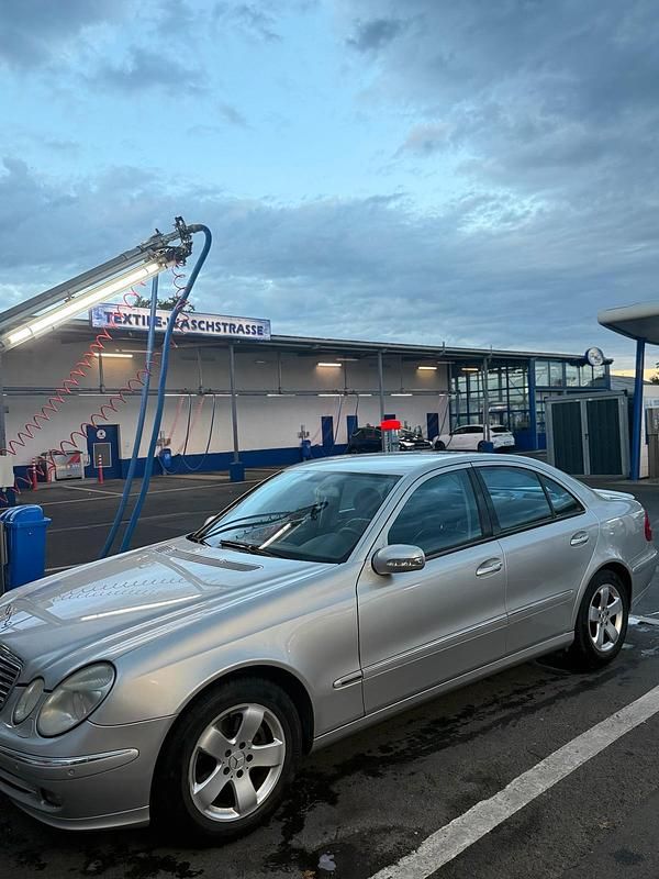 Silber Gebraucht 2004 Mercedes E280 Avantgarde Limousine | 4.200 € (Superpreis) - Bild 1/4