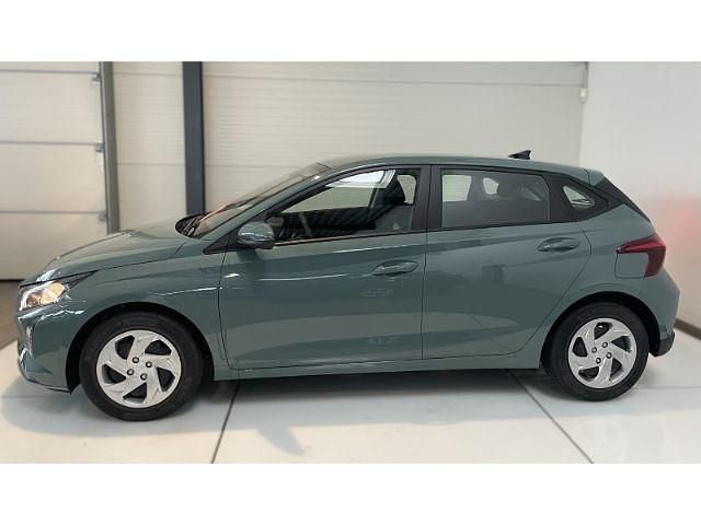 Neu Hyundai i20 Select 79 PS (58 kW) 2025 Mangrove green / mic Limousine
