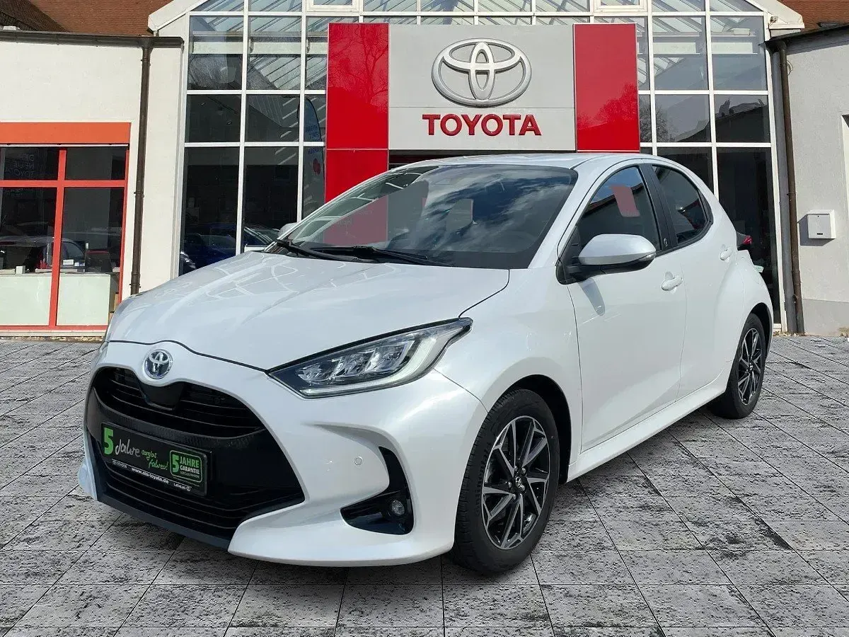 Gebraucht Toyota Yaris Team 116 PS (85 kW) 2022 Platinum white pearl mc. Kleinwagen