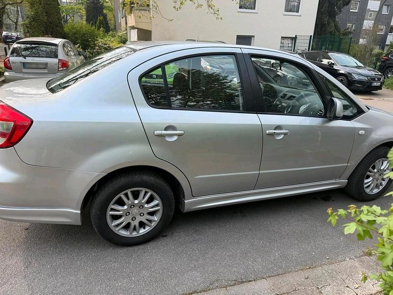 Usado Suzuki SX4 105 HP (77 kW) 2010 Prateado Sedan