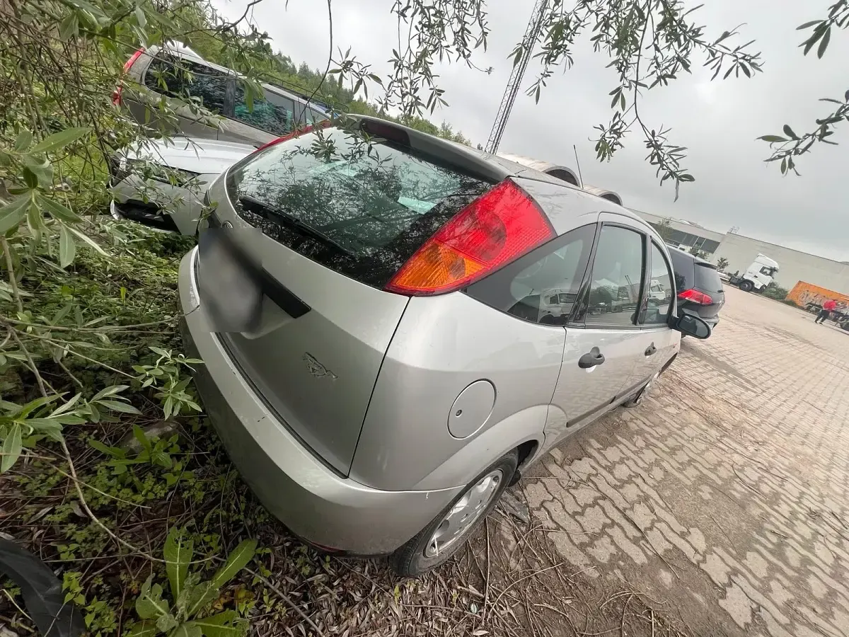 Usata Ford Focus 101 CV (74 kW) 2000 Andere farben Utilitaria
