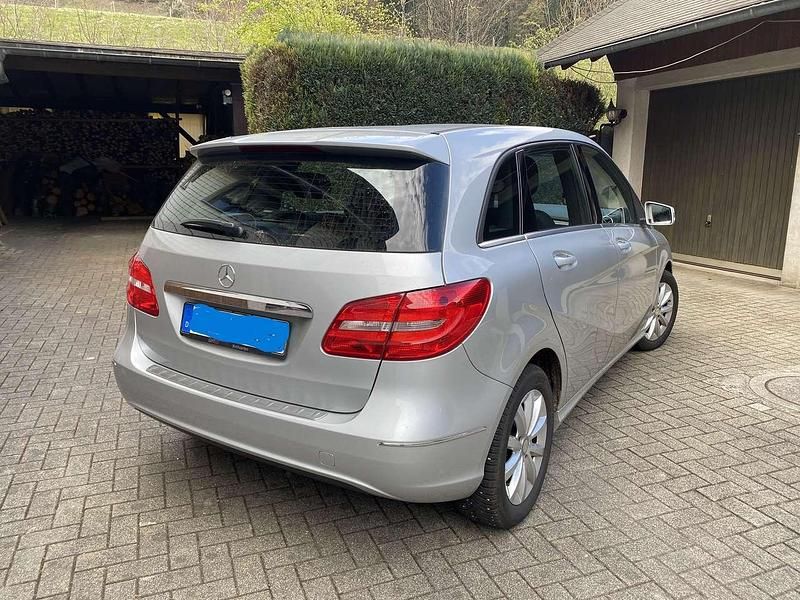 Gebraucht Mercedes B180 122 PS (89 kW) 2014 Silber Van / Kleinbus