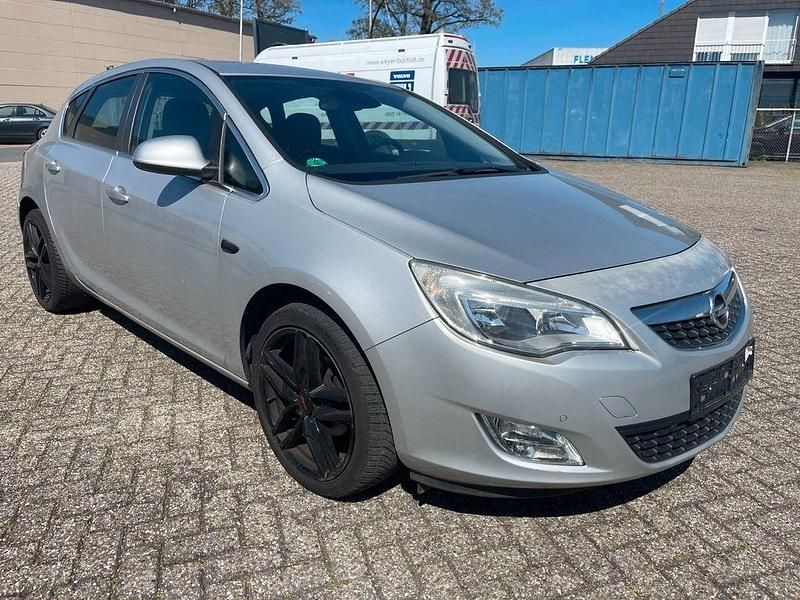 Używany Opel Astra Cosmo 140 KM (102 kW) 2010 Srebrny Sedan/Limuzyna