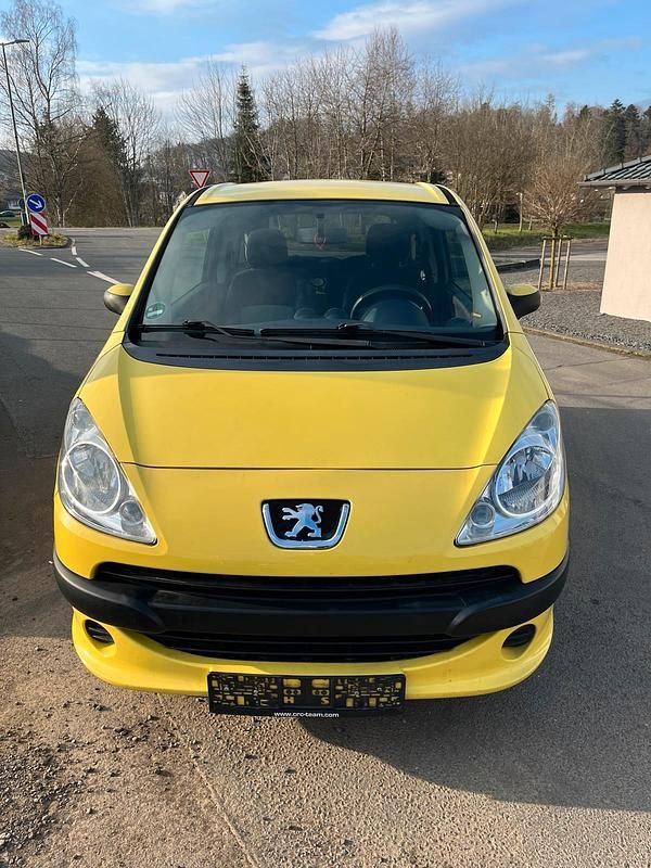Gelb Gebraucht 2006 Peugeot 1007 Kleinwagen | 1.500 € (Fairer Preis) - Bild 1/4