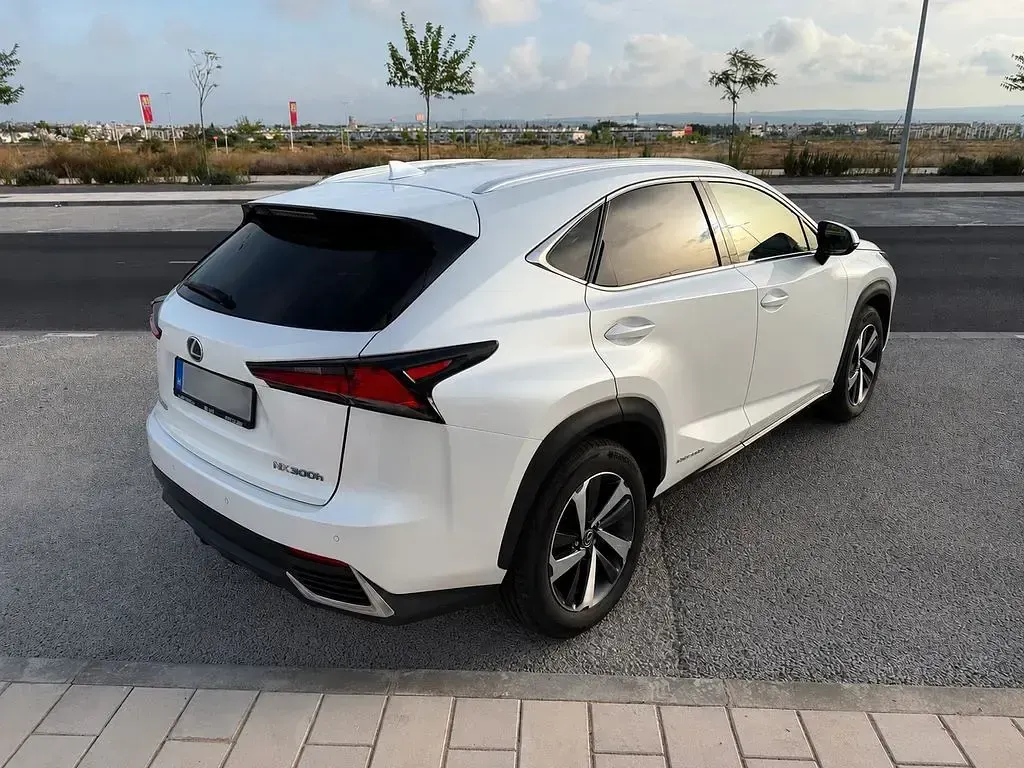 Gebraucht Lexus NX350h 155 PS (114 kW) 2018 Weiß SUV