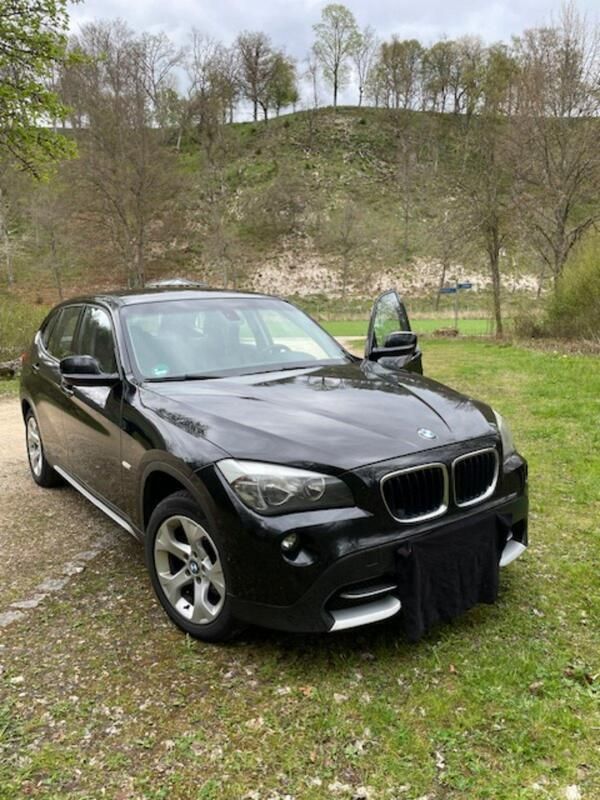 Schwarz Gebraucht 2011 BMW X1 SUV | 12.000 € - Bild 1/4