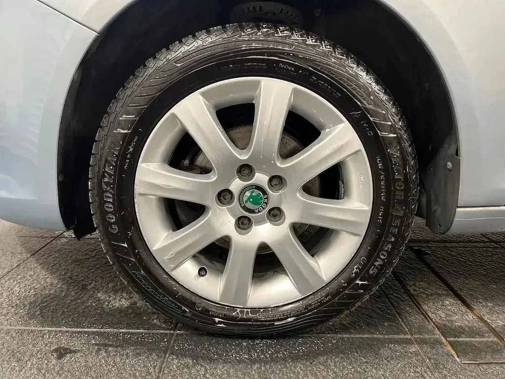 Gebraucht Skoda Fabia Elegance 90 PS (66 kW) 2010 Blau Limousine