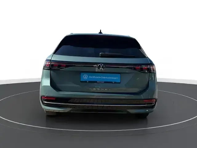 Gebraucht VW Passat Elegance 150 PS (110 kW) 2024 Grün Kombi