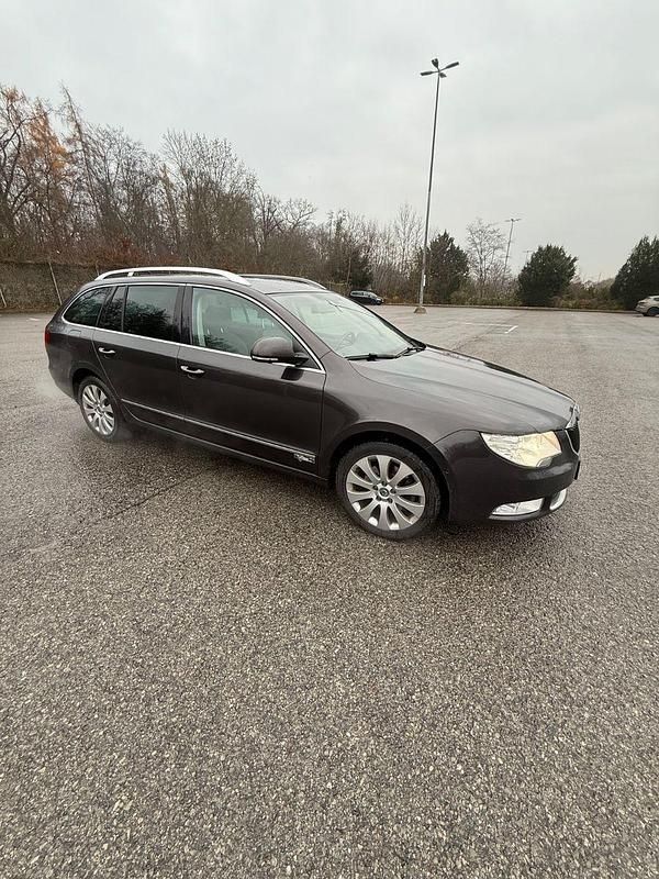 Braun Gebraucht 2011 Skoda Superb Kombi | 5.450 € (Superpreis) - Bild 1/4