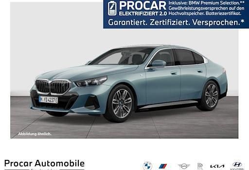 Grün Gebraucht 2025 BMW i5 M Sport Limousine | 59.560 € (Guter Preis) - Bild 1/4