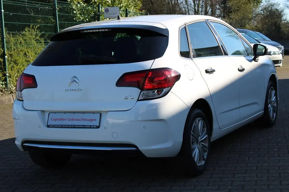 Używany Citroën C4 SELECTION 131 KM (96 kW) 2015 Biały Sedan/Limuzyna