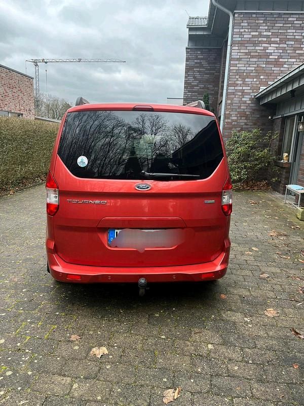 Gebraucht Ford Tourneo 100 PS (73 kW) 2016 Rot Kombi