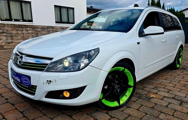 Weiß Gebraucht 2009 Opel Astra Kombi | 2.499 € (Fairer Preis) - Bild 1/4