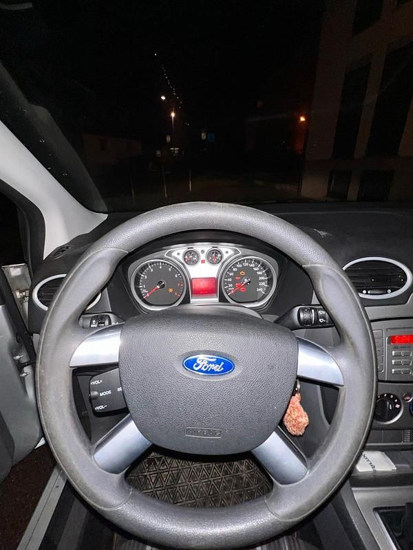 Gebraucht Ford Focus 100 PS (73 kW) 2008 Silber Kombi