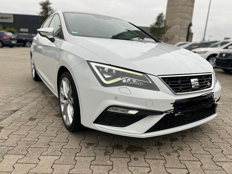 Weiß Gebraucht 2019 Seat Leon FR Limousine | 15.300 € (Guter Preis) - Bild 1/4