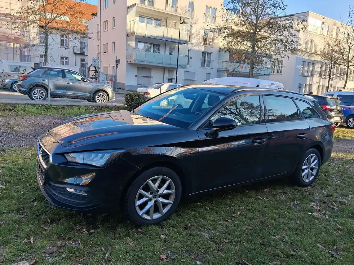 Używany Seat Leon Style 150 KM (110 kW) 2022 Czarny Kombi