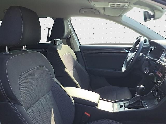 Gebraucht Skoda Superb 218 PS (160 kW) 2023 Moonweiß perleffekt Kombi